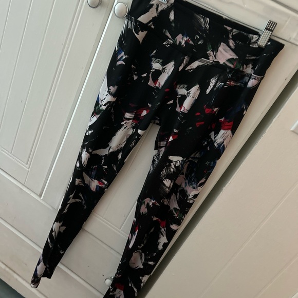 BEYOND YOGA Stylish Women’s Floral Print Leggings in EUC with Comfortable Fit - Picture 6 of 7